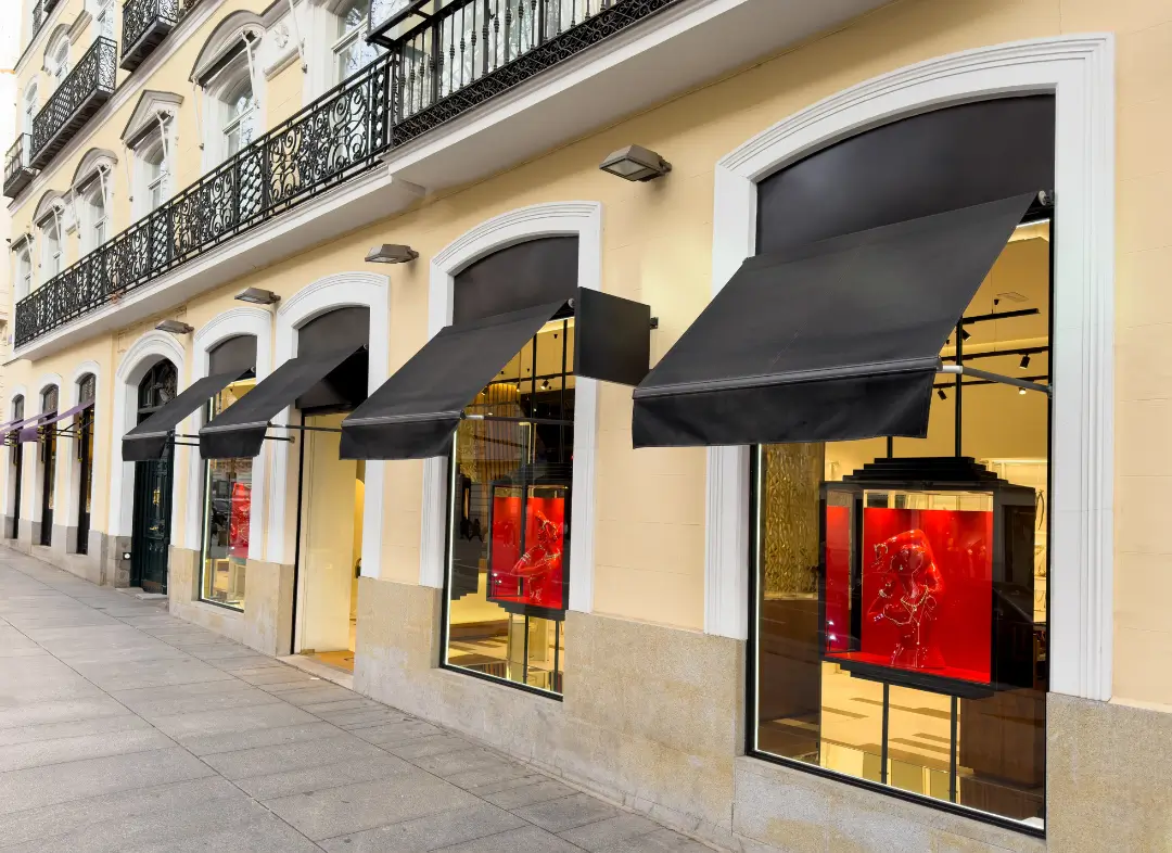 Façade vitrine de magasin en aluminium sur mesure à Sauze